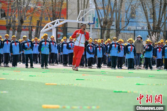 圖為學(xué)生在跳繩教練齊景龍的指導(dǎo)下做準(zhǔn)備運(yùn)動?！∝暩聛硭?攝