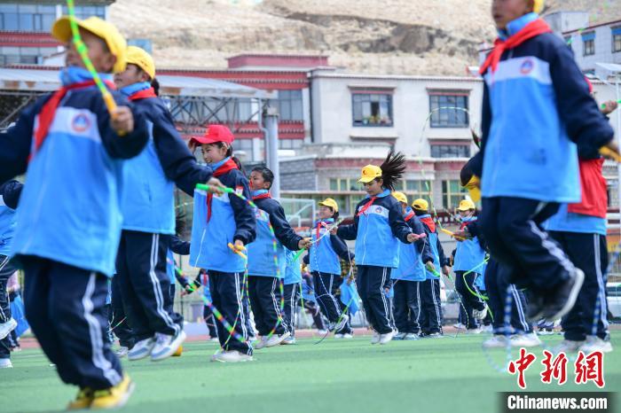 圖為學(xué)生正在練習(xí)跳繩?！∝暩聛硭?攝