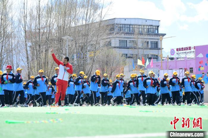 圖為學(xué)生在跳繩教練齊景龍的指導(dǎo)下做準(zhǔn)備運(yùn)動?！∝暩聛硭?攝