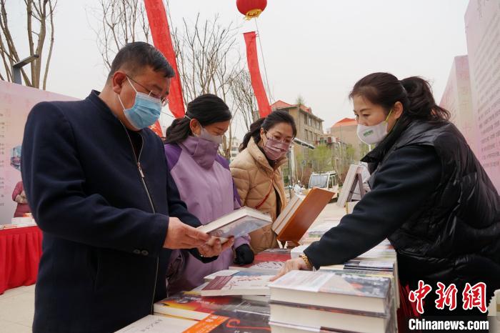 圖為民眾在活動現(xiàn)場購書。　馬銘言 攝
