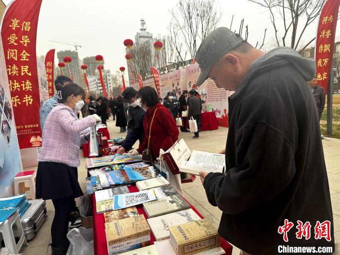 圖為民眾在活動現(xiàn)場讀書、購書。　李雋 攝