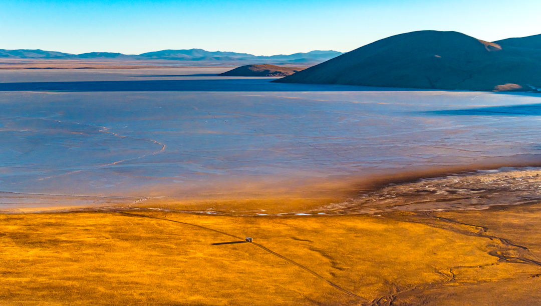索旺的小額配送車(chē)輛在湖邊行駛。呂殿杰攝
