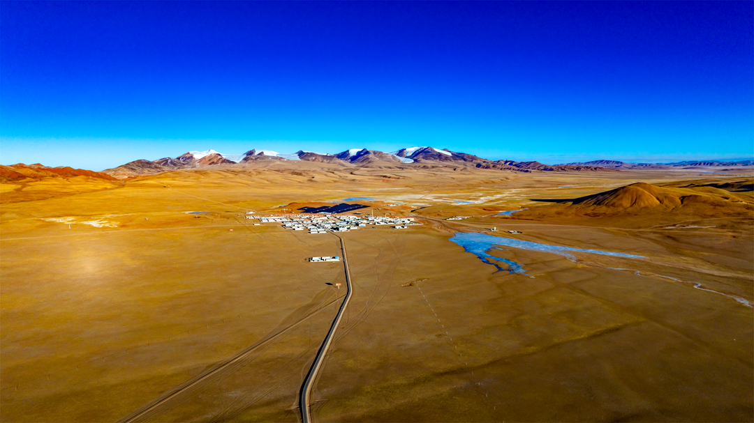 雪山下的雙湖縣城。呂殿杰攝
