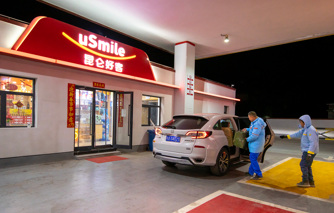 雙湖加油站經(jīng)理索旺（左）與員工桑珠踏上救援路。呂殿杰攝