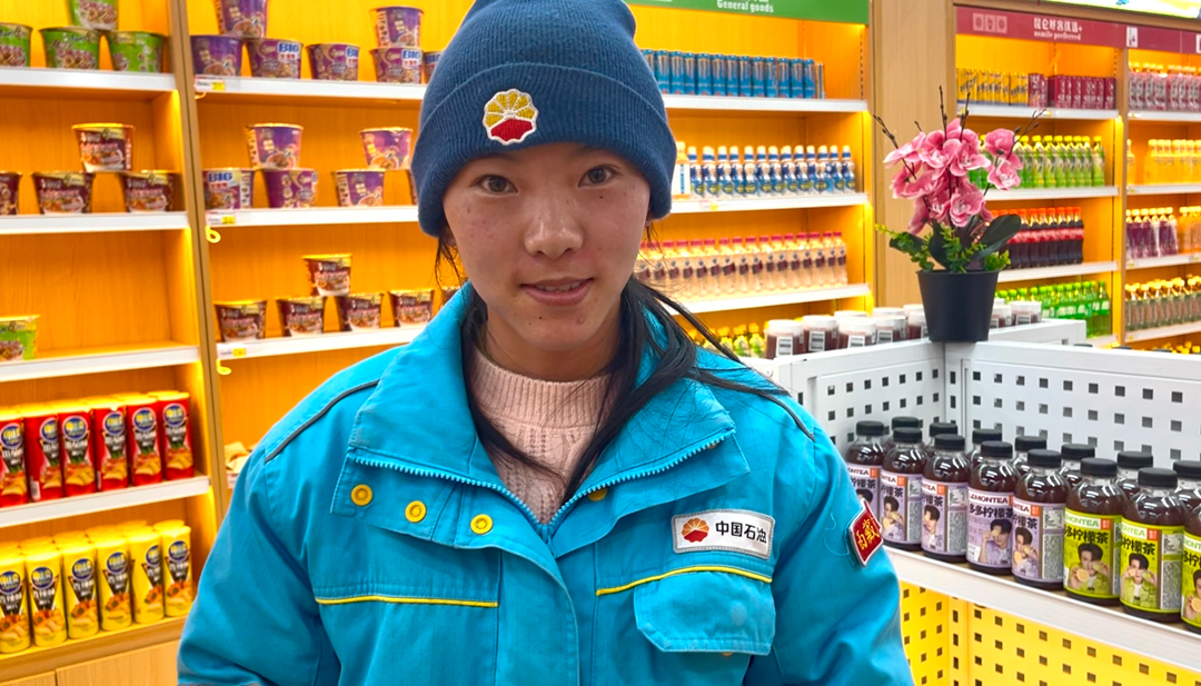 00后員工桑旦卓瑪在便利店值班。呂殿杰攝