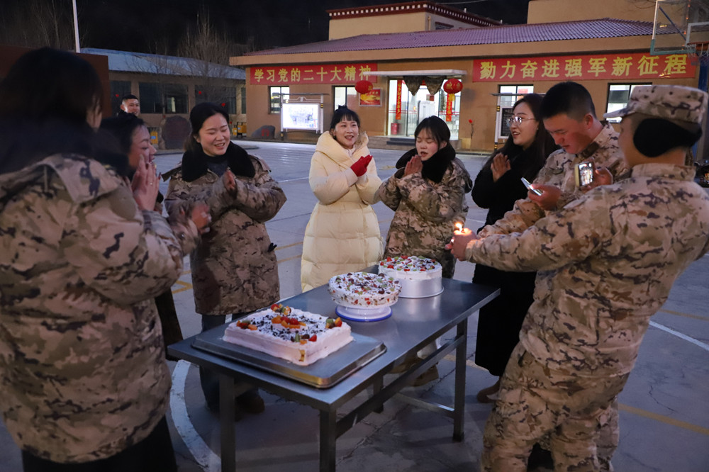 支隊(duì)為來隊(duì)家屬過集體生日?；粢綌z