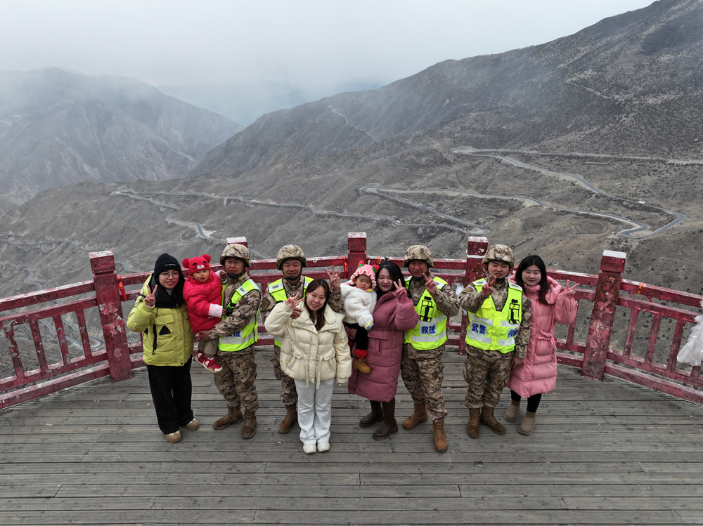 支隊(duì)組織家屬隨隊(duì)養(yǎng)護(hù)體驗(yàn)丈夫工作。何眾攝