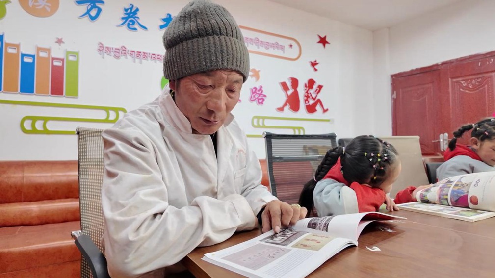 一位當(dāng)?shù)卮迕窈秃⒆觽冊(cè)谀良視?shū)屋里盡情享受閱讀時(shí)光。申扎縣融媒體中心供圖