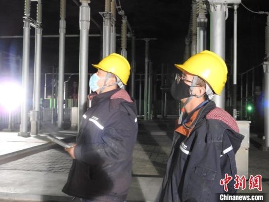 圖為5月10日凌晨，國(guó)網(wǎng)青海檢修公司柴達(dá)木換流站運(yùn)維人員在進(jìn)行柴拉直流系統(tǒng)停電操作?！∫杂?攝