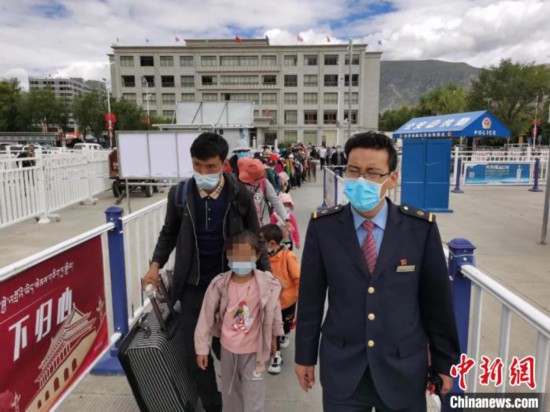 圖為拉薩車站工作人員為西藏先心病患兒和陪同人員提供“綠色”接力幫扶，并開通了專門通道，讓他們快速進(jìn)站上車。拉薩車站 供圖