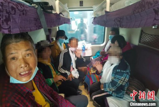圖為乘坐Z266次列車的西藏先心病患兒和陪同人員。拉薩車站 供圖