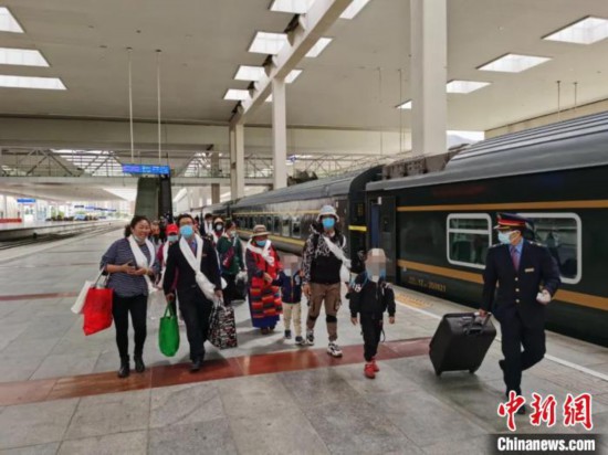 圖為拉薩車站工作人員為西藏先心病患兒和陪同人員提供“綠色”接力幫扶，并開通了專門通道，讓他們快速進站上車。拉薩車站 供圖