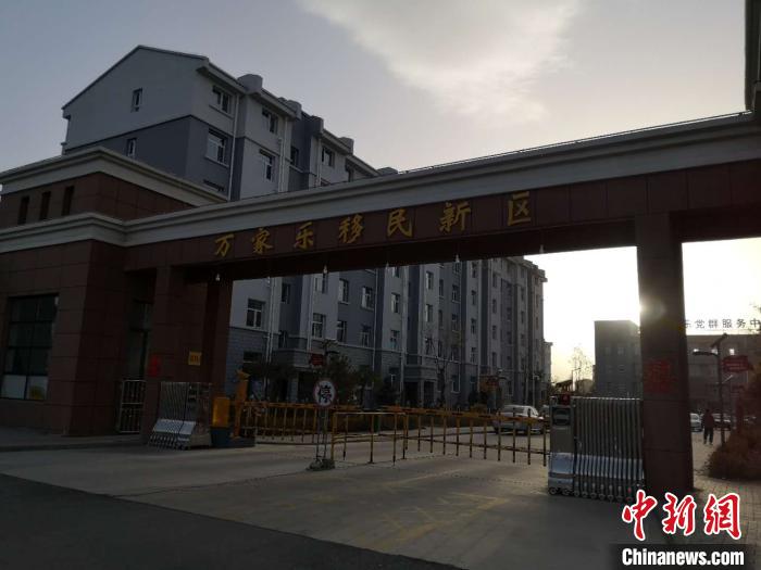 2019年以來，一萬余農(nóng)民搬離山溝，住進(jìn)縣城東郊移民新區(qū)“萬家樂”?！》尔惙?攝