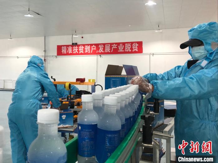 圖為阿里地區(qū)措勤縣某飲用水加工公司，該公司以“基地+公司+貧困民眾”為運(yùn)營模式，帶動貧困民眾68戶232人。　謝牧 攝