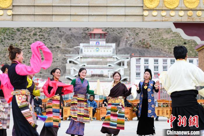 圖為西藏昌都市洛隆縣易地搬遷安置點阿托卡小康示范新村村民載歌載舞慶脫貧(資料圖)?！『闻罾?攝