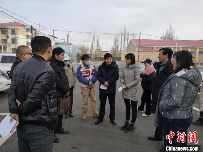 圖為青海大學(xué)工作人員正在現(xiàn)場考察該項目進(jìn)行情況?！±罱瓕?攝