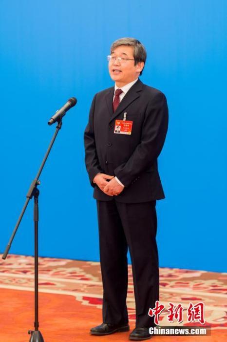 3月10日，全國政協(xié)十三屆四次會議第三場“委員通道”采訪活動在北京人民大會堂新聞發(fā)布廳舉行。圖為全國政協(xié)委員阿拉坦倉通過網(wǎng)絡(luò)視頻方式接受媒體采訪。<a target='_blank' ><p  align=