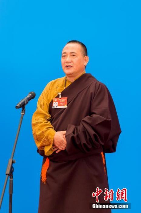 3月10日，全國政協(xié)十三屆四次會議第三場“委員通道”采訪活動在北京人民大會堂新聞發(fā)布廳舉行。圖為全國政協(xié)委員洛桑山丹通過網(wǎng)絡(luò)視頻方式接受媒體采訪。<a target='_blank' ><p  align=
