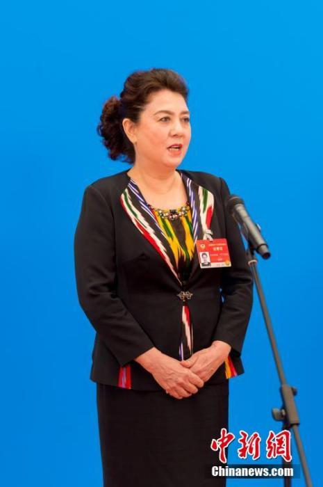 3月10日，全國政協(xié)十三屆四次會議第三場“委員通道”采訪活動在北京人民大會堂新聞發(fā)布廳舉行。圖為全國政協(xié)委員古麗帕麗·阿不都拉通過網(wǎng)絡(luò)視頻方式接受媒體采訪。<a target='_blank' ><p  align=