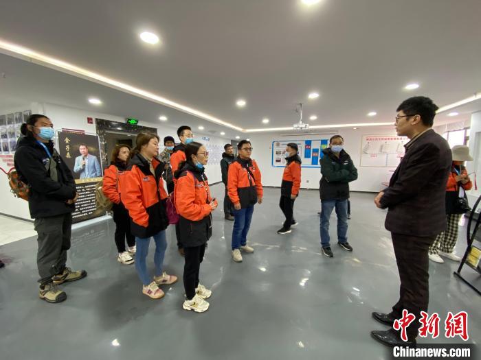 圖為2021瀾湄萬里行中外媒體在昌都新區(qū)采訪?！±罱瓕?攝
