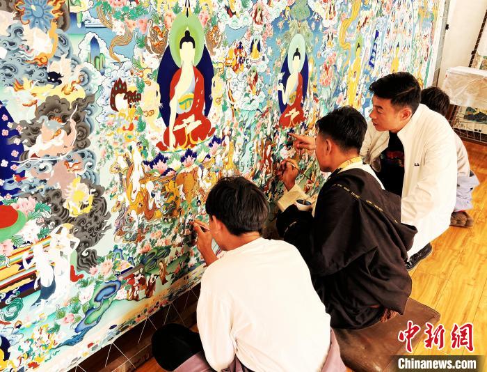 青海唐卡藝術(shù)小鎮(zhèn)：“勞模畫師”師帶徒，文化扶貧富一方