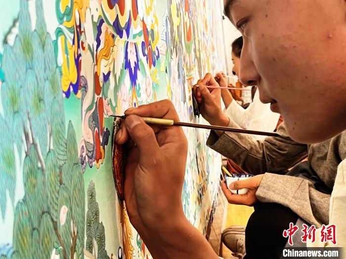 圖為畫師繪畫唐卡。　馬文莉 供圖