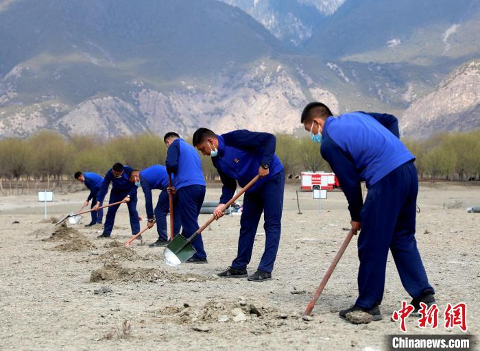 林芝市巴宜區(qū)森林消防中隊志愿服務(wù)隊正在揮鍬鏟土?！∥骼@拉翁 攝