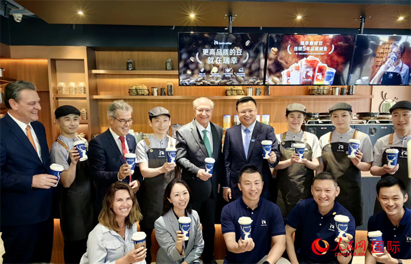 巴西副總統(tǒng)阿爾克明在北京某咖啡店推廣巴西咖啡。人民網(wǎng)記者 符園園攝