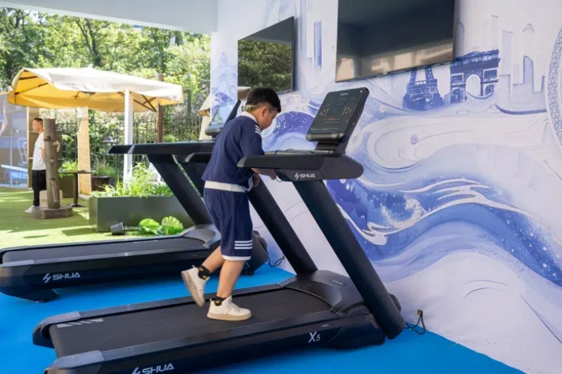 小朋友在智慧體育公園體驗(yàn)跑步機(jī)。巴黎