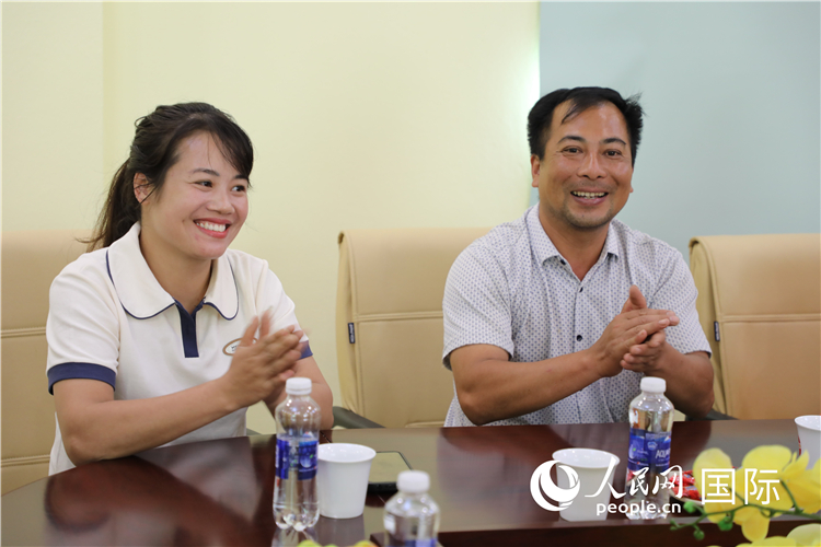 越南沙巴市黃連寄宿制民族小學(xué)老師阮氏秋姮、阮文享。人民網(wǎng)記者簡(jiǎn)承淵攝