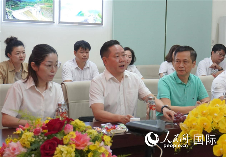 越中電力公司董事長(zhǎng)李志雄（前排左二）介紹越南電力情況。葛沙莎攝