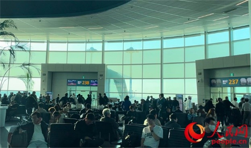 仁川機(jī)場(chǎng)等待登機(jī)的旅客。人民網(wǎng) 李帆攝
