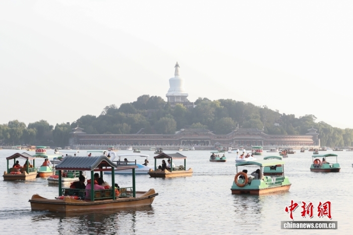 10月7日，國慶節(jié)、中秋節(jié)假期進入尾聲，北京北海公園熱度不減，不少市民游客在公園乘船游玩。<a target='_blank' href='/' _fcksavedurl='/'><p  align=