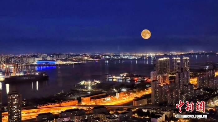 遼寧大連，中秋節(jié)一輪圓月從大連梭魚灣東方海岸線升起。