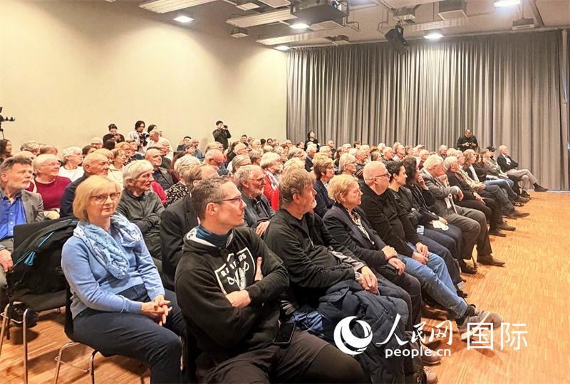 （當(dāng)?shù)貢r(shí)間4月9日，柏林中國(guó)文化中心舉辦“中國(guó)故事”系列講座之“騎行中國(guó)：喜馬拉雅、絲綢之路與重走長(zhǎng)征路”，圖為講座現(xiàn)場(chǎng)。 人民網(wǎng)記者 劉赫攝）