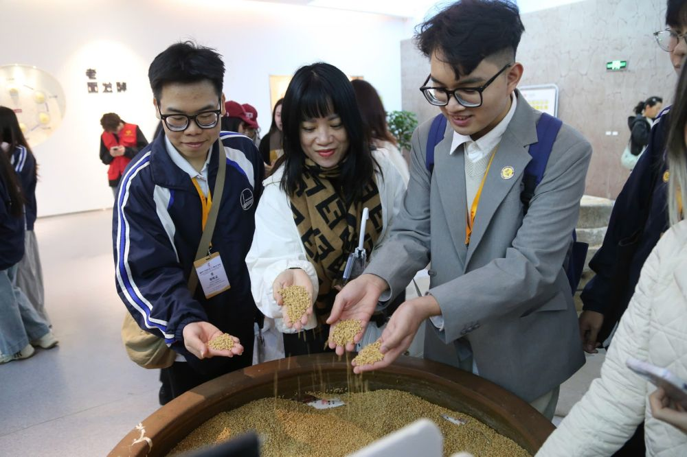 2026年3月30日，參加“紅色研學(xué)之旅”的越南青年在河北參觀新農(nóng)村建設(shè)。