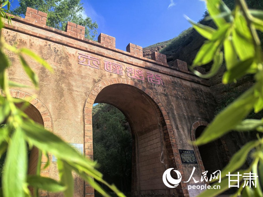 冶力關(guān)鎮(zhèn)嘆為觀止的丹霞地貌——赤壁幽谷。人民網(wǎng)記者 周婉婷攝