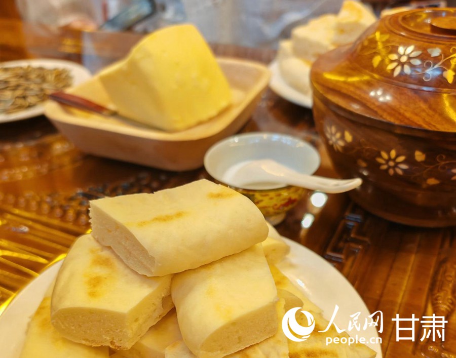 藏式餐點(diǎn)。人民日報(bào)記者 銀燕攝
