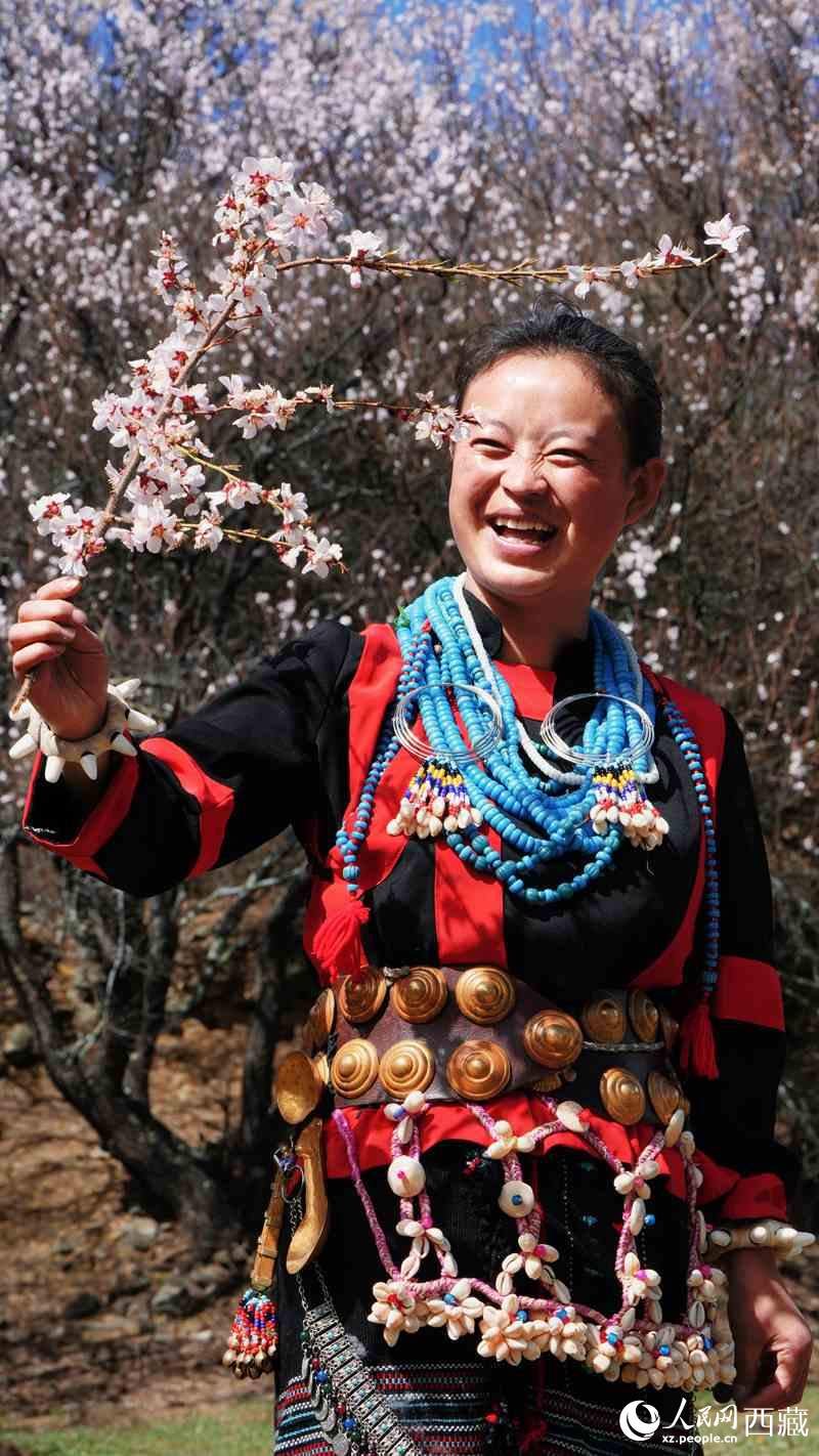 西藏米林：非遺霓裳映桃花