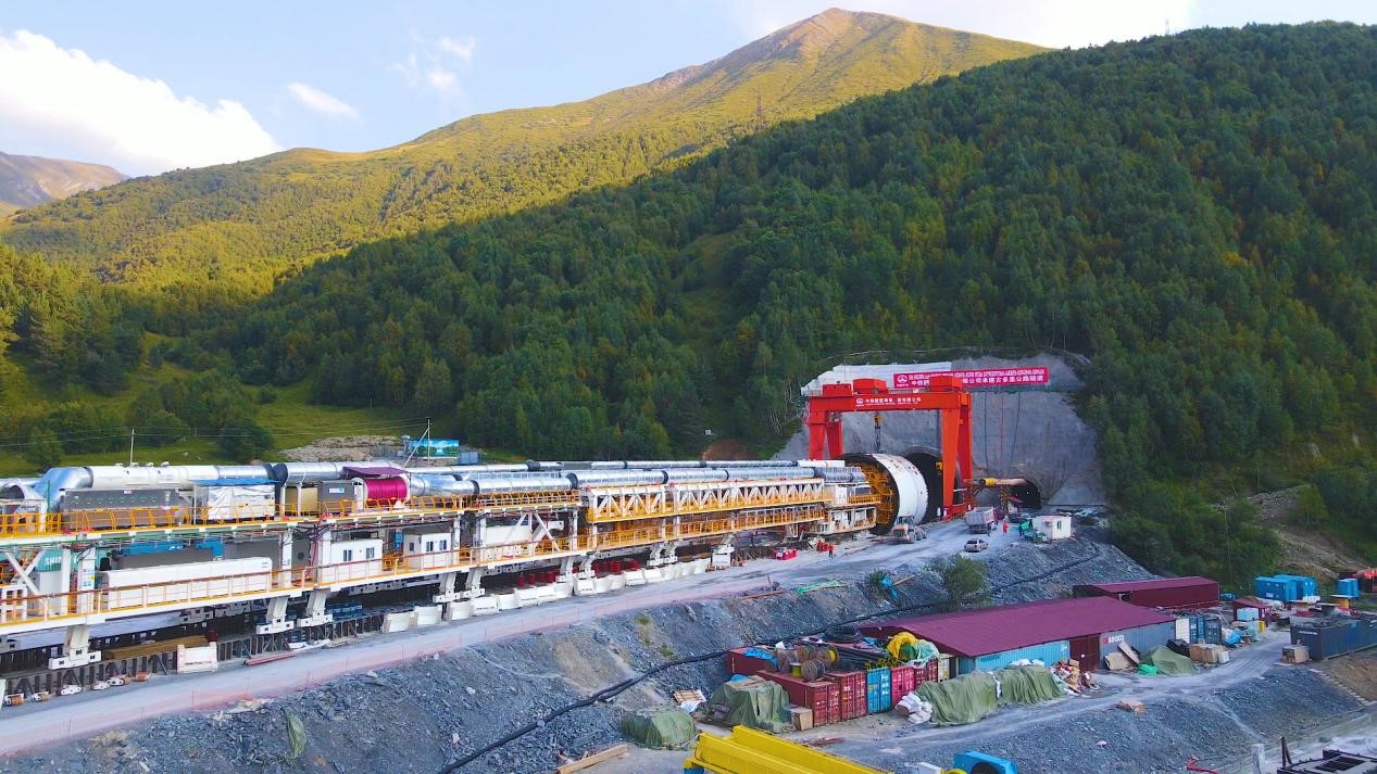 “高加索號(hào)”單護(hù)盾硬巖掘進(jìn)機(jī)（TBM）。中鐵隧道局格魯吉亞KK公路隧道項(xiàng)目部供圖