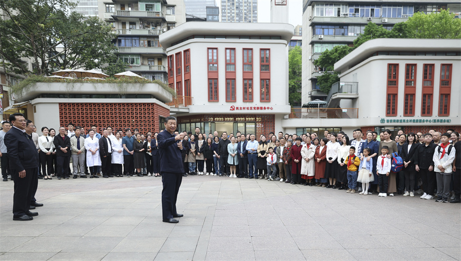 2024年4月22日至24日，中共中央總書記、國家主席、中央軍委主席習(xí)近平在重慶考察。這是22日下午，習(xí)近平在九龍坡區(qū)謝家灣街道民主村社區(qū)考察時(shí)，同社區(qū)居民親切交流。新華社記者 鞠鵬 攝