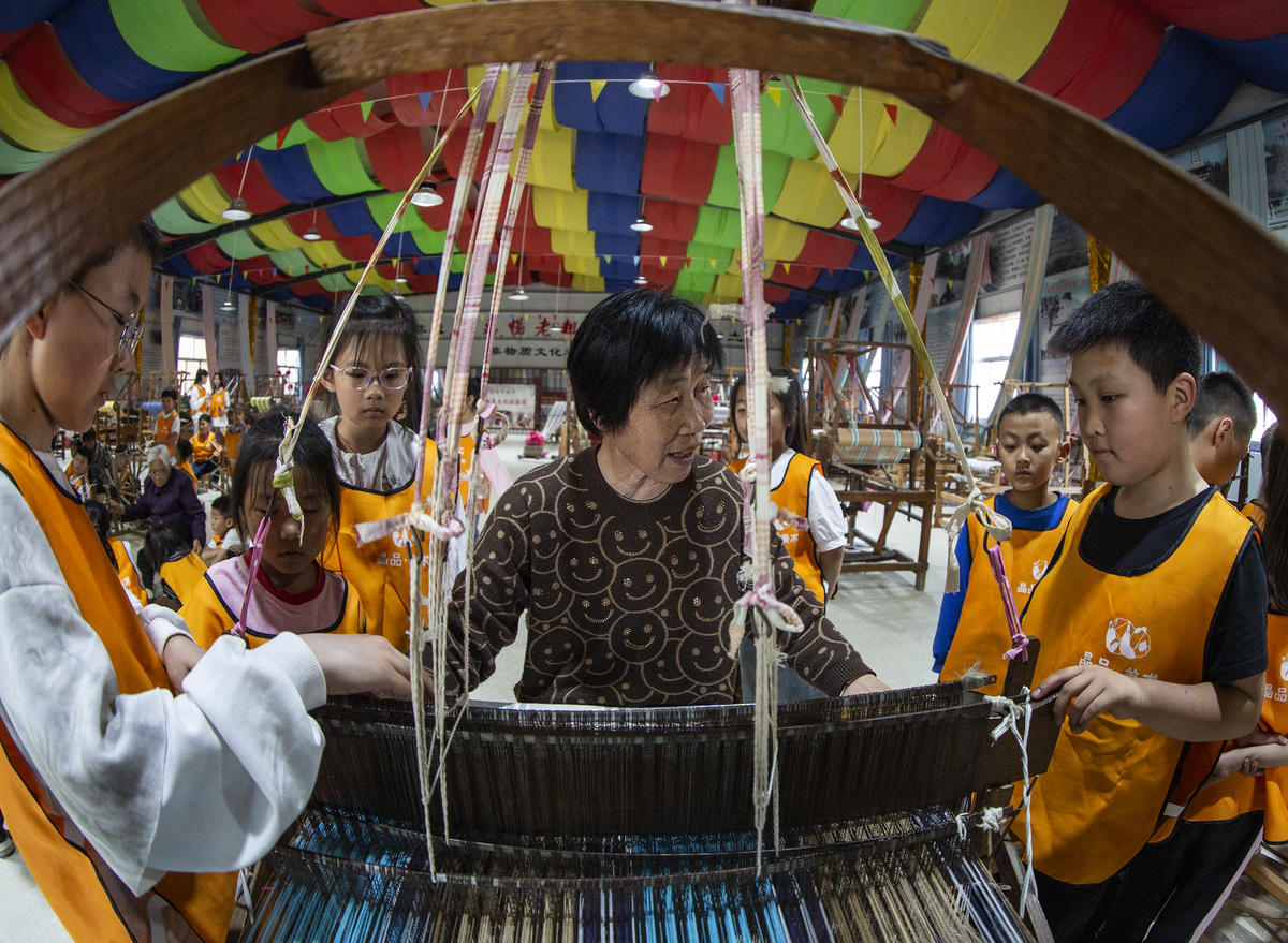5月1日，在山西省永濟市開張鎮(zhèn)東開張村的惠暢土布文化園，土布制作技師教游客織布技藝。 來源：人民圖片網(wǎng)