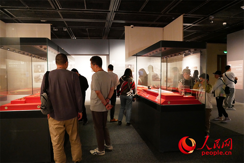 “五一”假期，游客在首都博物館參觀展覽。人民網記者 韋衍行攝