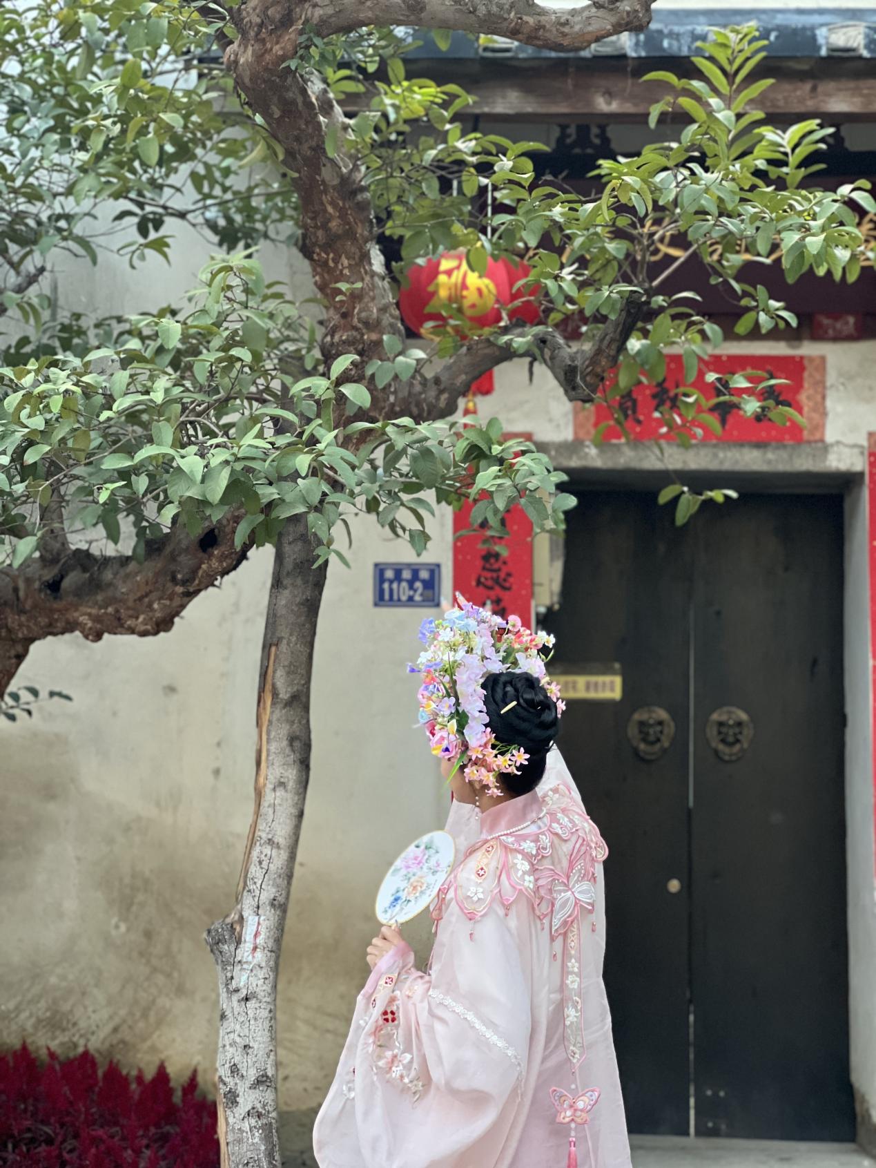 福建泉州，頭戴簪花的游客正拍照留念。人民網(wǎng) 歐陽易佳攝