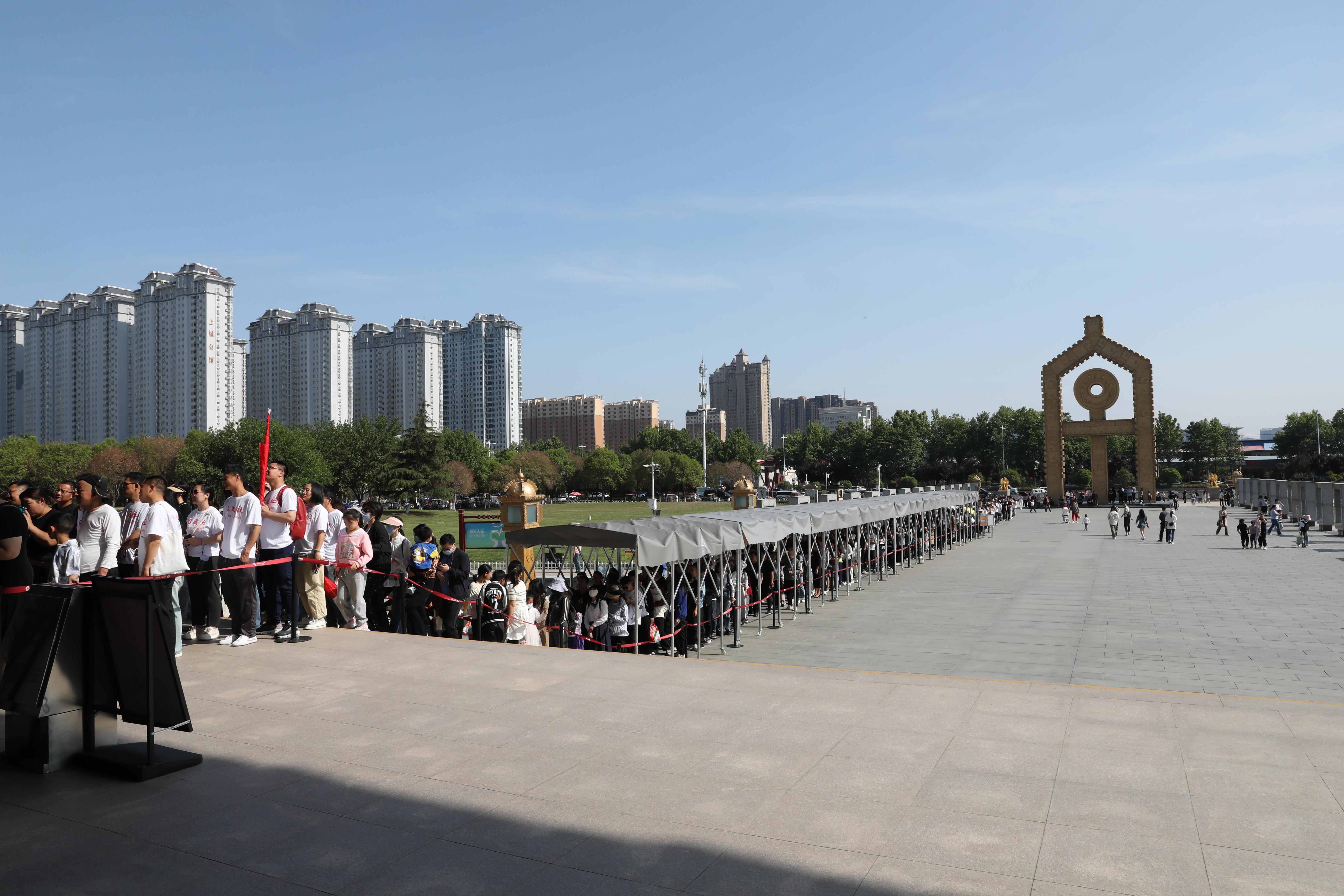 “五一”期間，中國文字博物館外游客有序排隊。中國文字博物館供圖