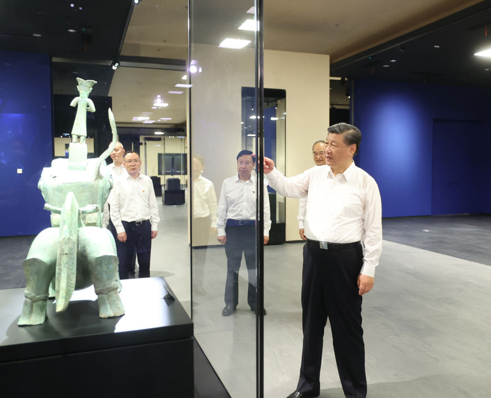 2023年7月26日，習(xí)近平總書記在四川省德陽市考察了三星堆博物館，了解當(dāng)?shù)貧v史文化遺址發(fā)掘研究、文物保護修復(fù)等情況。