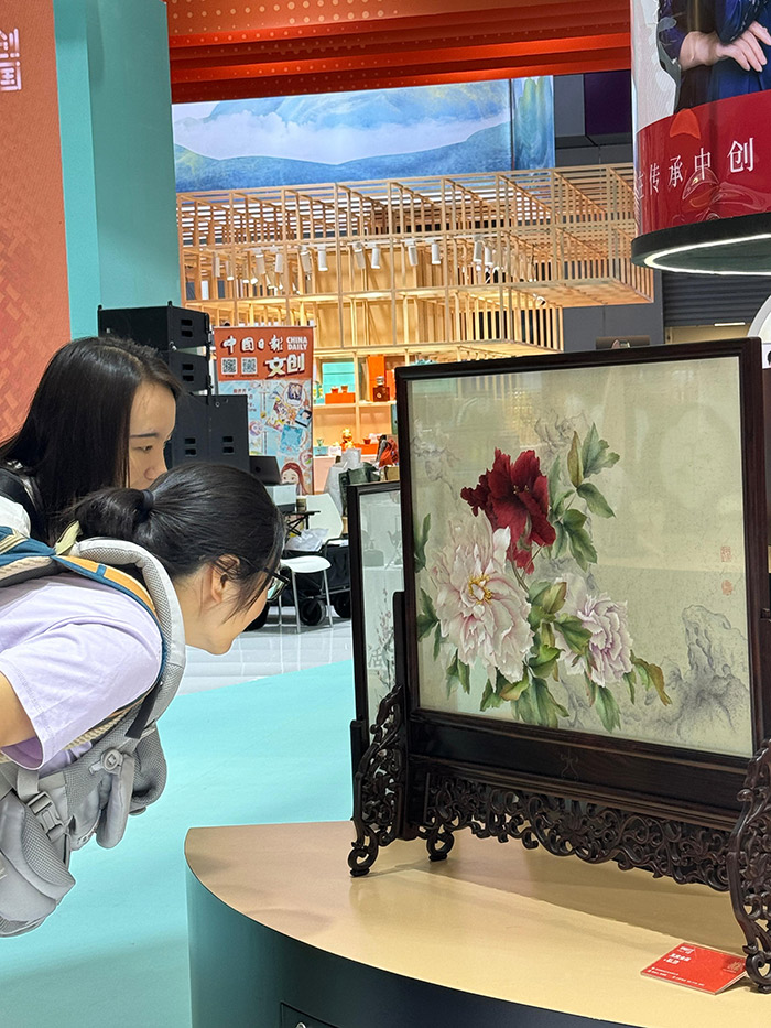 “文創(chuàng)中國”專題展區(qū)。參展觀眾供圖