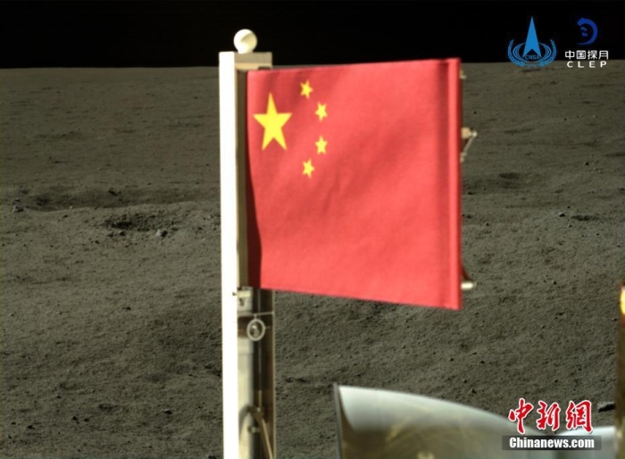 6月4日，中國國家航天局公布了嫦娥六號探測器在月球背面的五星紅旗展示影像。鮮艷的五星紅旗再次閃耀月球，這也是中國首次在月球背面獨立動態(tài)展示國旗。<a target='_blank' href='/'><p  align=