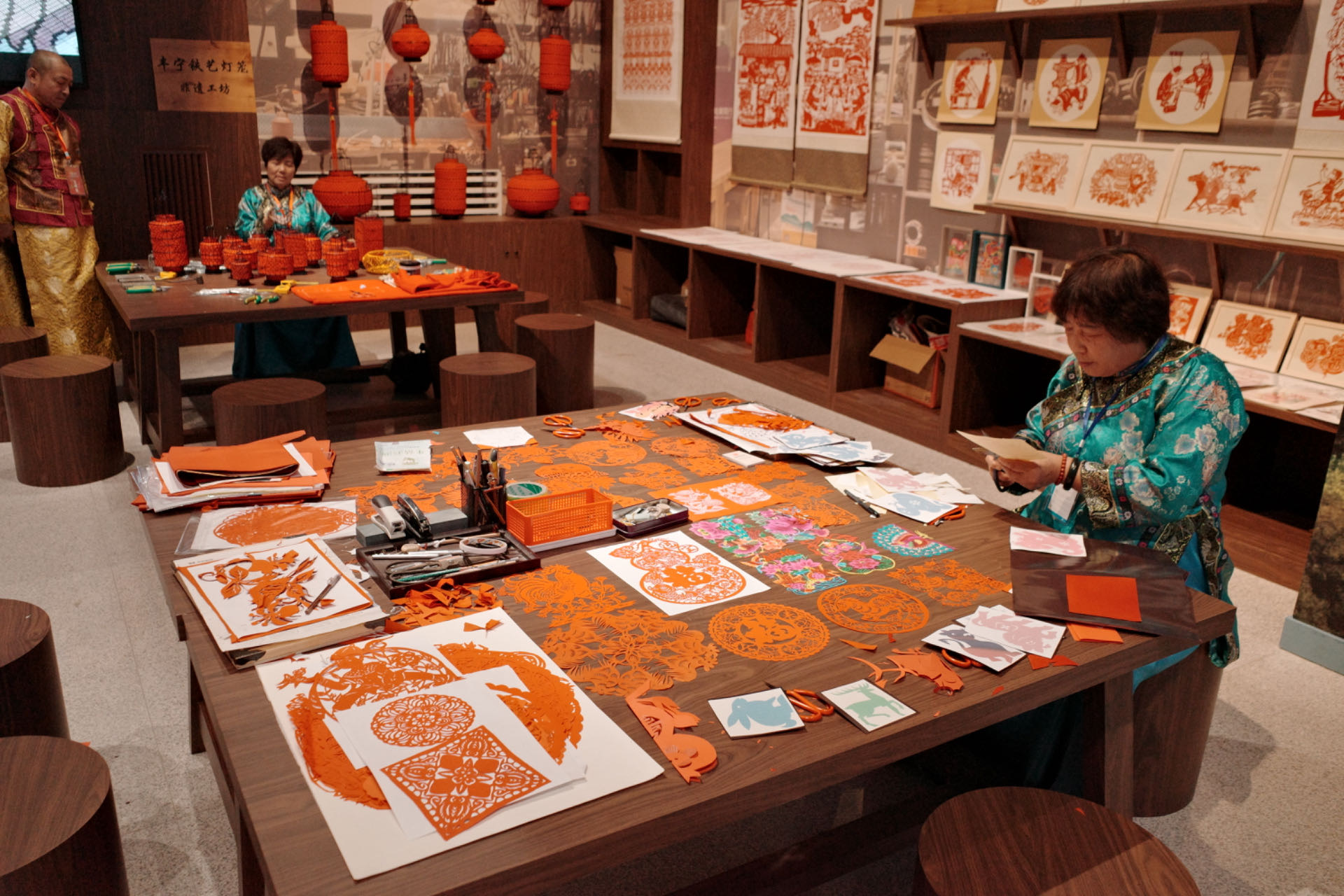 “氣象萬(wàn)千——中國(guó)非遺保護(hù)實(shí)踐主題展”上，非遺傳承人現(xiàn)場(chǎng)展示。人民網(wǎng)記者 劉微攝