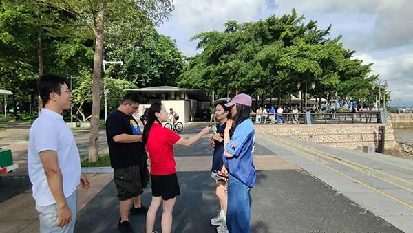 人民網(wǎng)記者采訪紅樹林公園游客。人民網(wǎng)記者 李彤?dāng)z